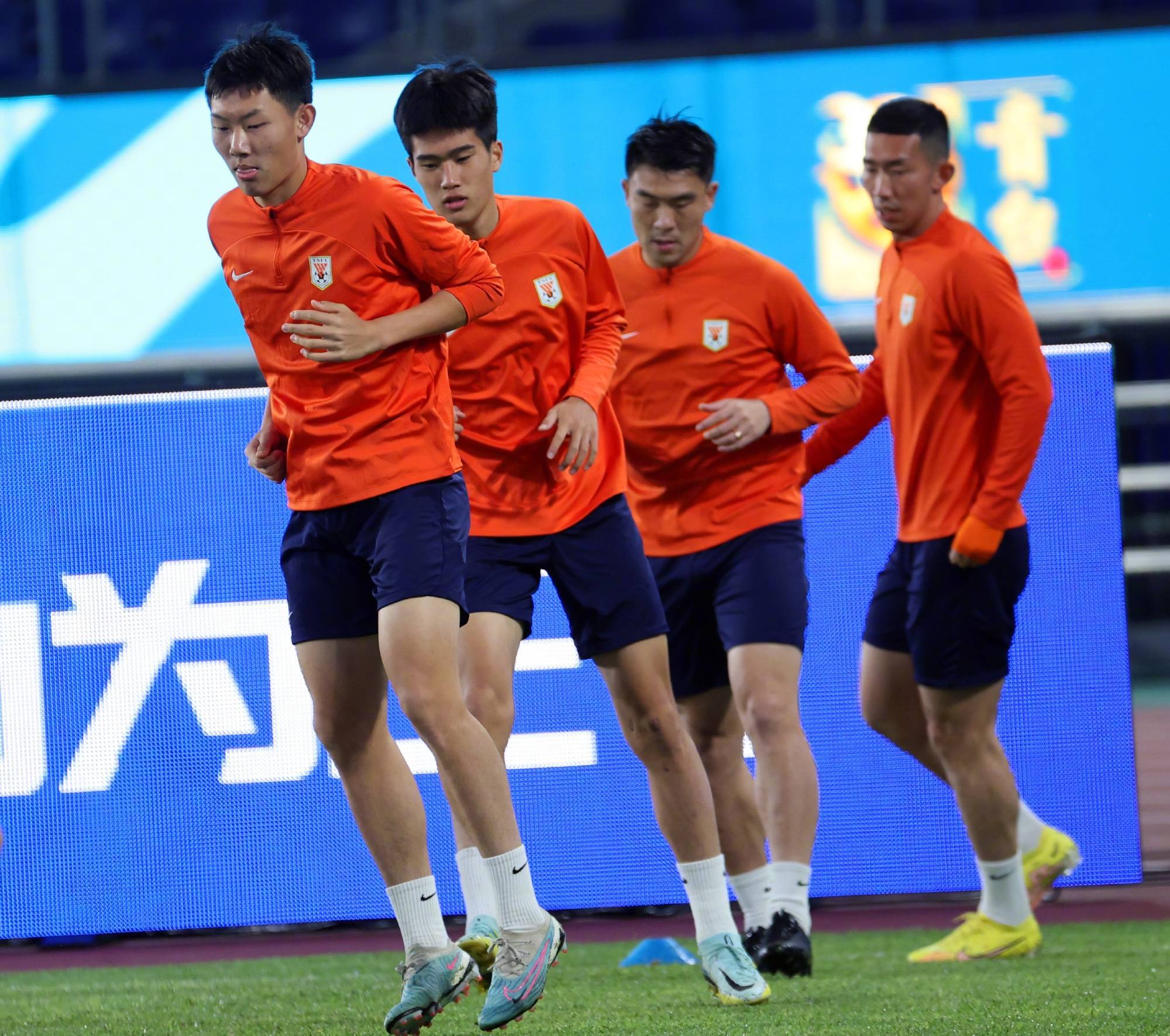 开云体育登录-国内职业足球比赛赛程密集紧张，球员们备战全力的简单介绍