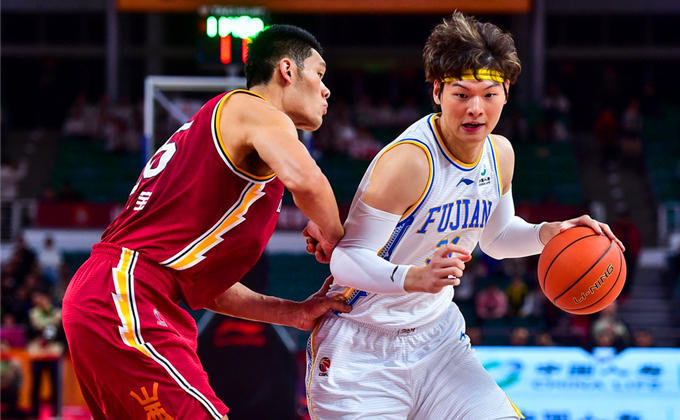 新疆队遭遇连败,队内紧急调整战术 新疆队遭遇连败,队内紧急调整战术