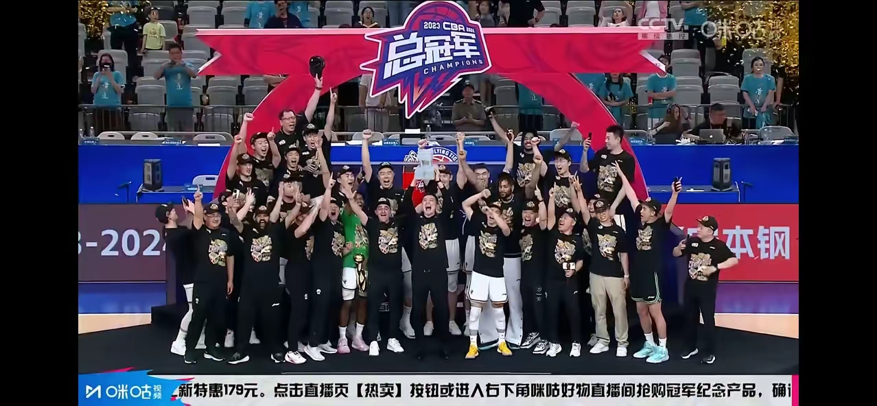 球员个个拼尽全力,为球队争取胜利 球员个个拼尽全力,为球队争取胜利