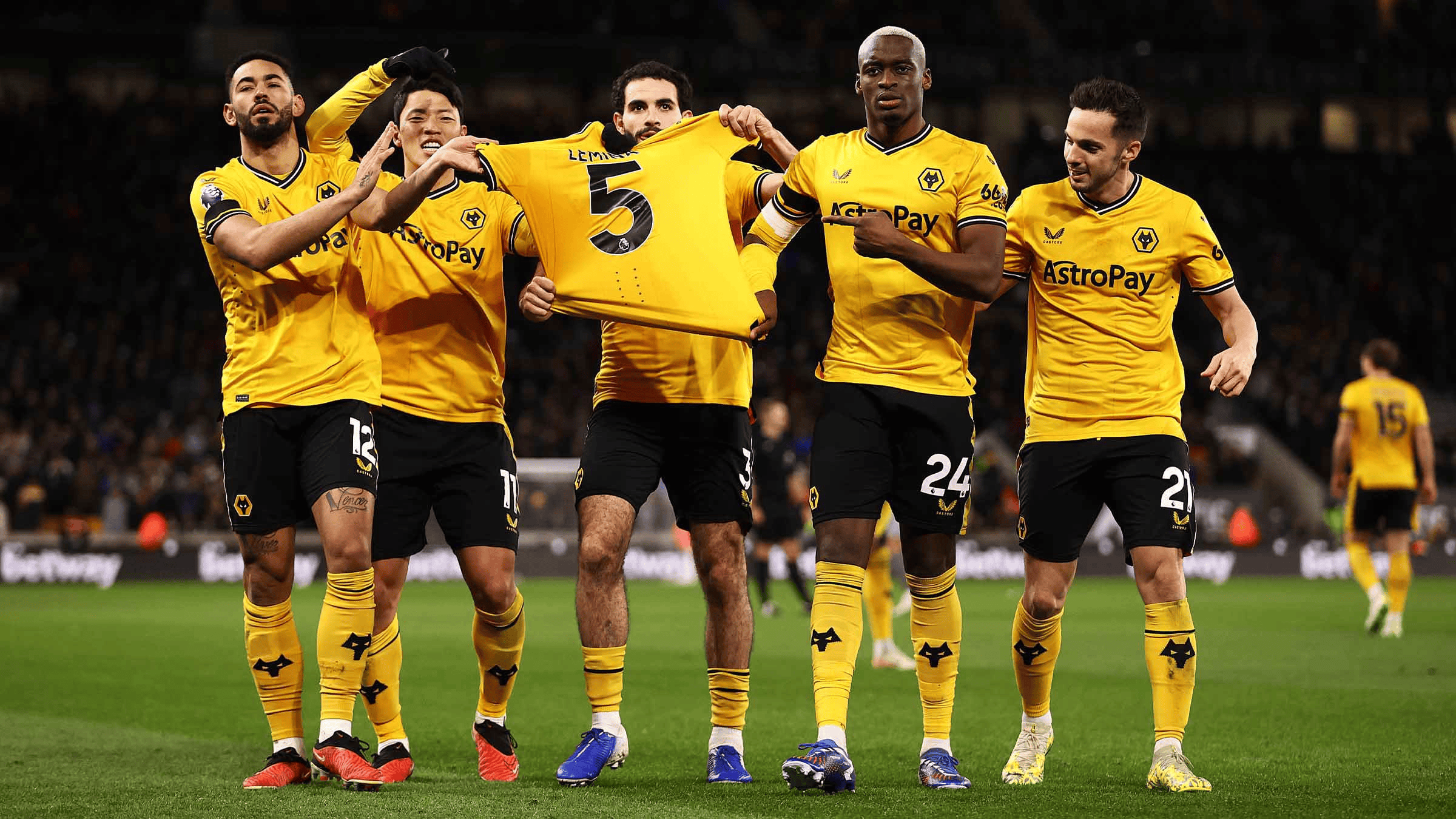 开云体育app-狼队中场表现出色，成为制胜关键的简单介绍