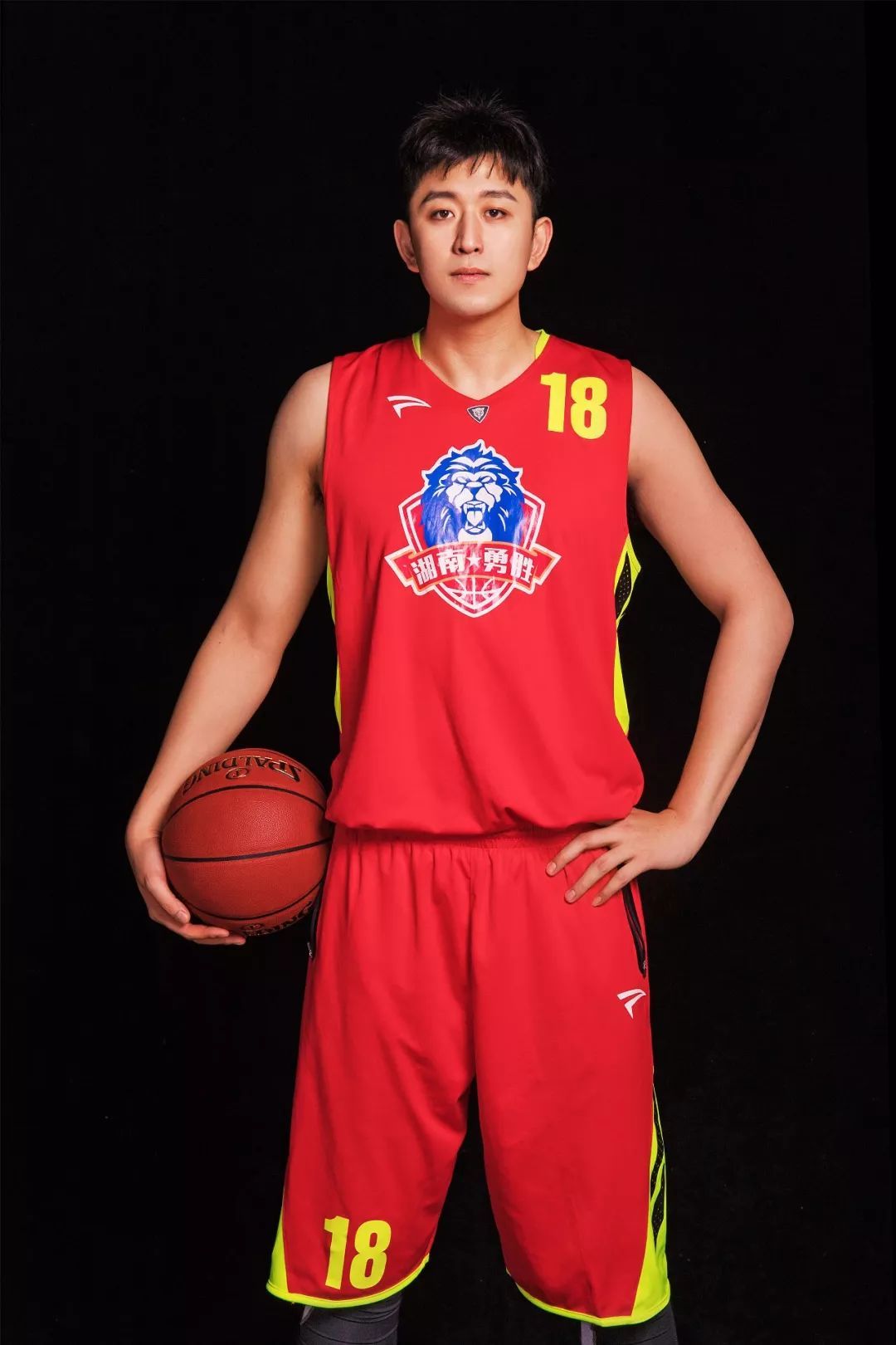 篮球运动员个人风采赛场上尽显 篮球运动员个人风采赛场上尽显