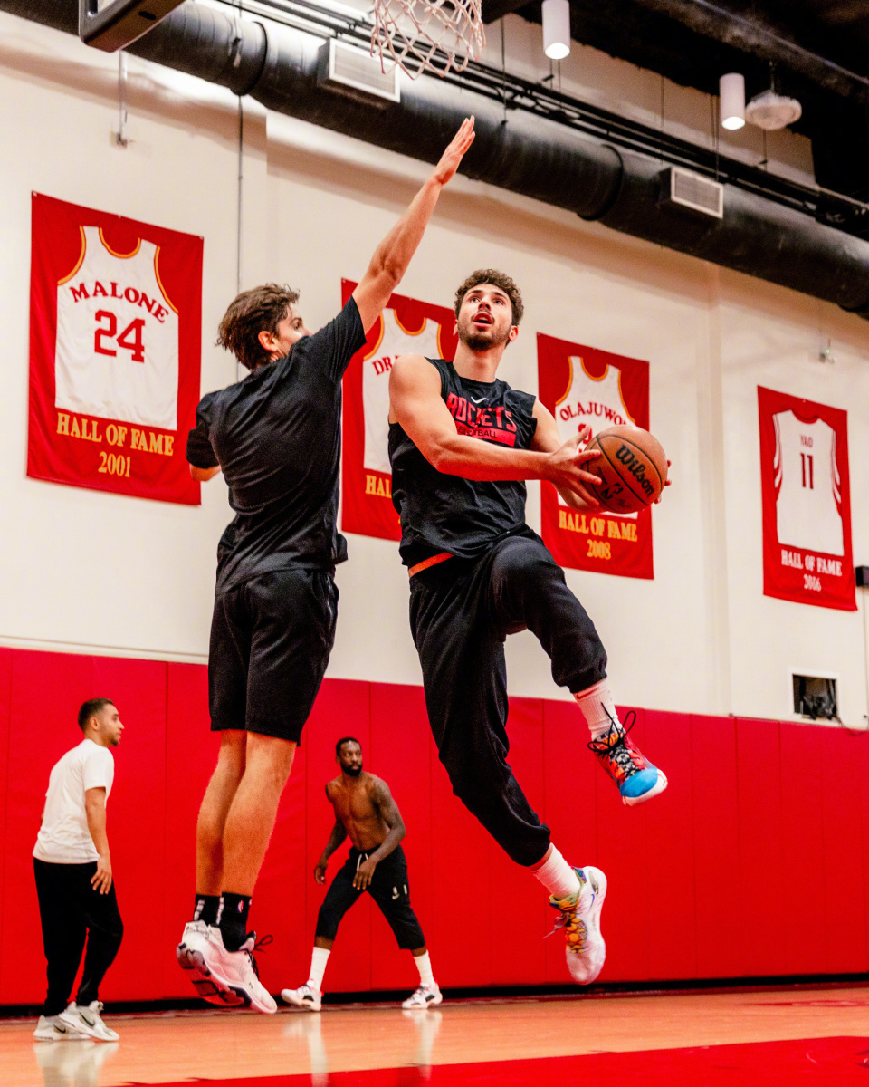 火箭队全队备战新赛季首场比赛 火箭队全队备战新赛季首场比赛