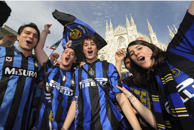 国际米兰球迷全力支持球队,助威夺冠 国际米兰球迷全力支持球队,助威夺冠