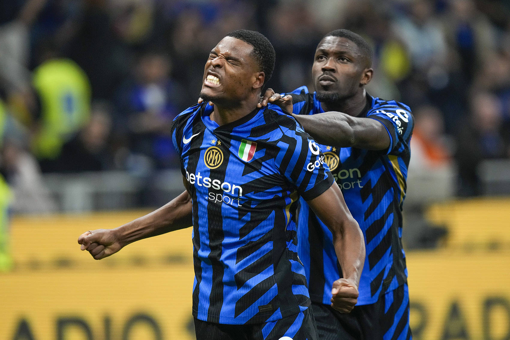 国际米兰球迷全力支持球队,助威夺冠 国际米兰球迷全力支持球队,助威夺冠