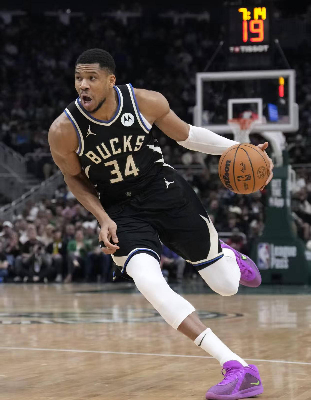 雄鹿二次压哨绝杀人，字母哥再度凝聚神威