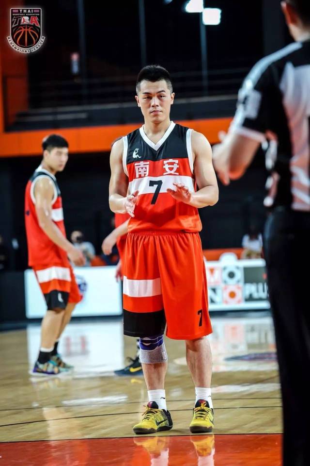 泰国篮球联赛的明星球员引领球队夺冠