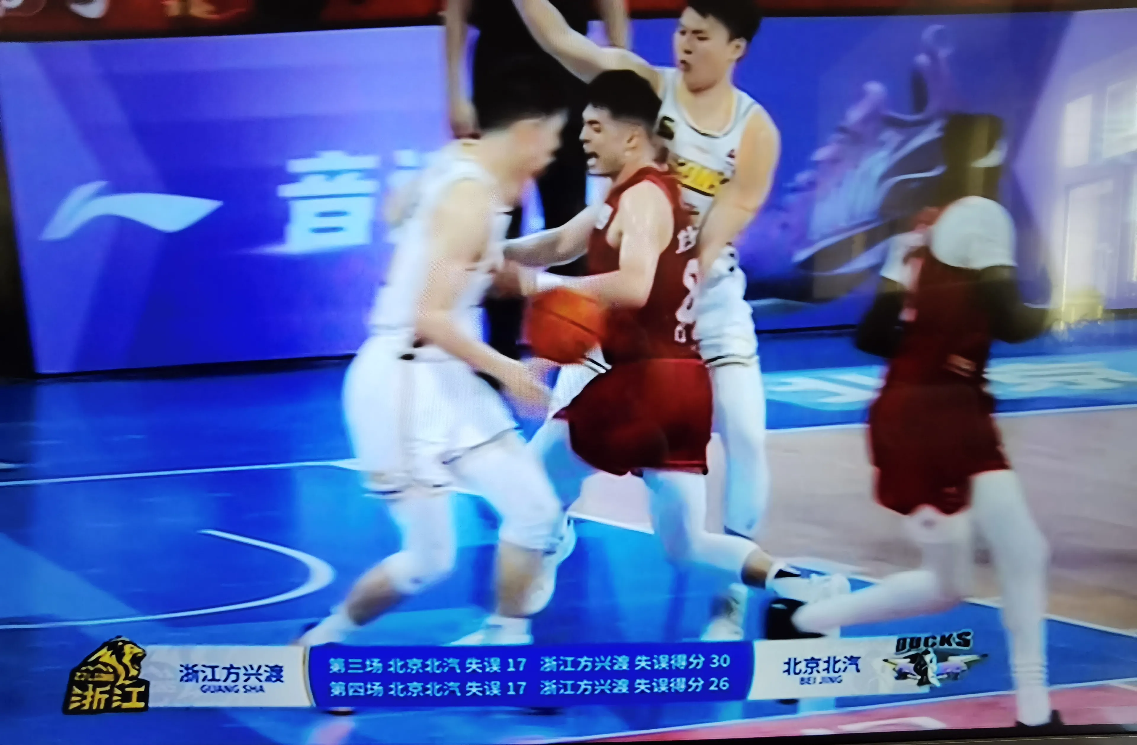 防守端表现强劲,球队成功抵挡对手攻势 防守端表现强劲,球队成功抵挡对手攻势