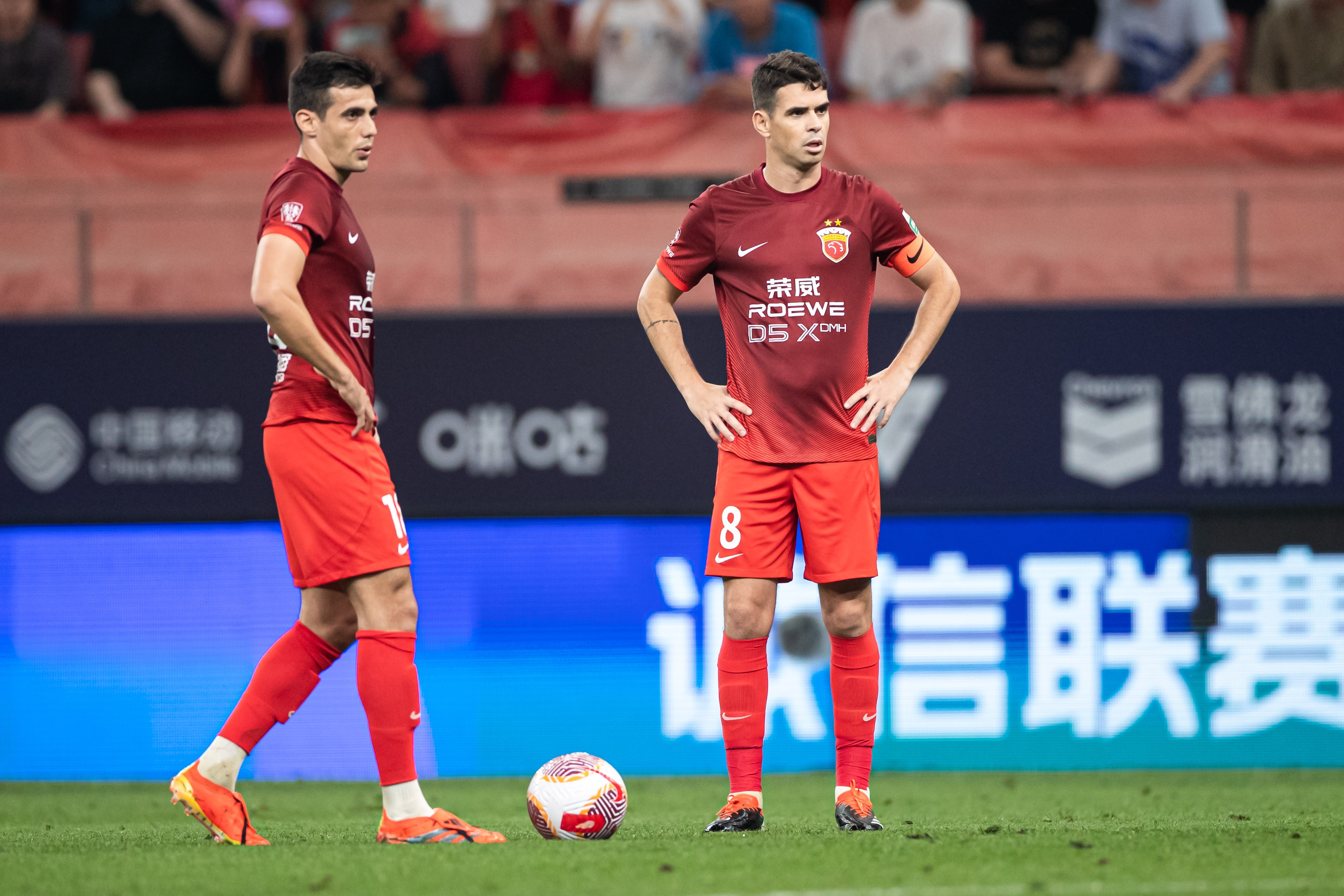 红红火火,欧预赛球场战况紧张,观众欢呼 红红火火,欧预赛球场战况紧张,观众欢呼