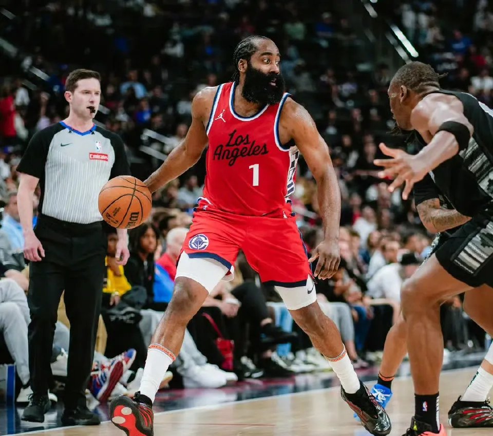 开云体育官方网站-快船客场大捷，战胜马刺展示勇气