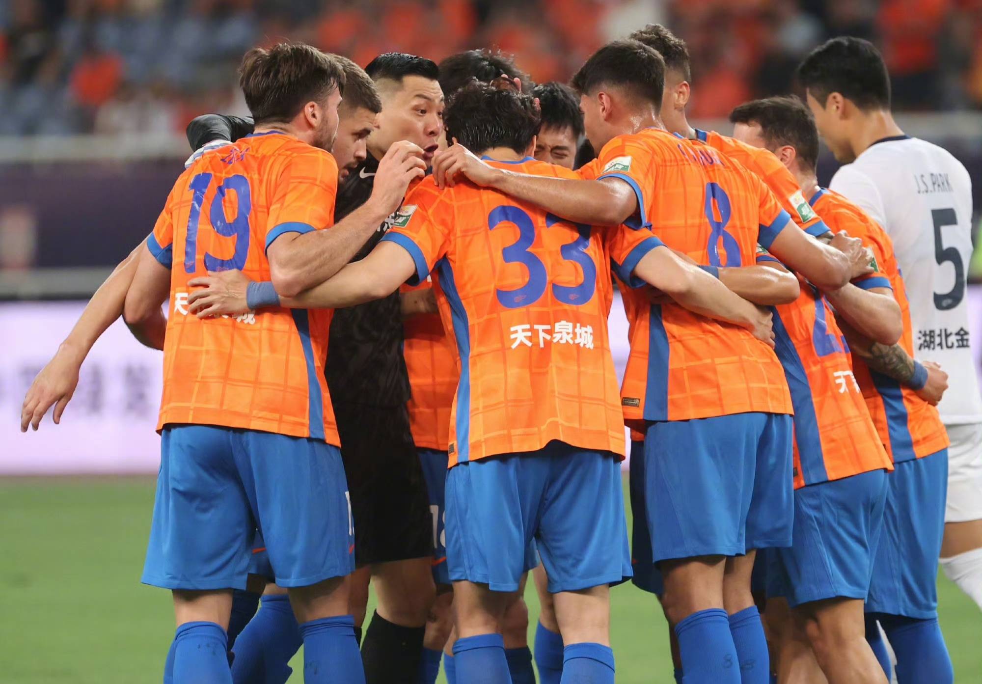 联盟老将展现出色发挥,带领球队取胜的简单介绍 联盟老将展现出色发挥,带领球队取胜的简单介绍