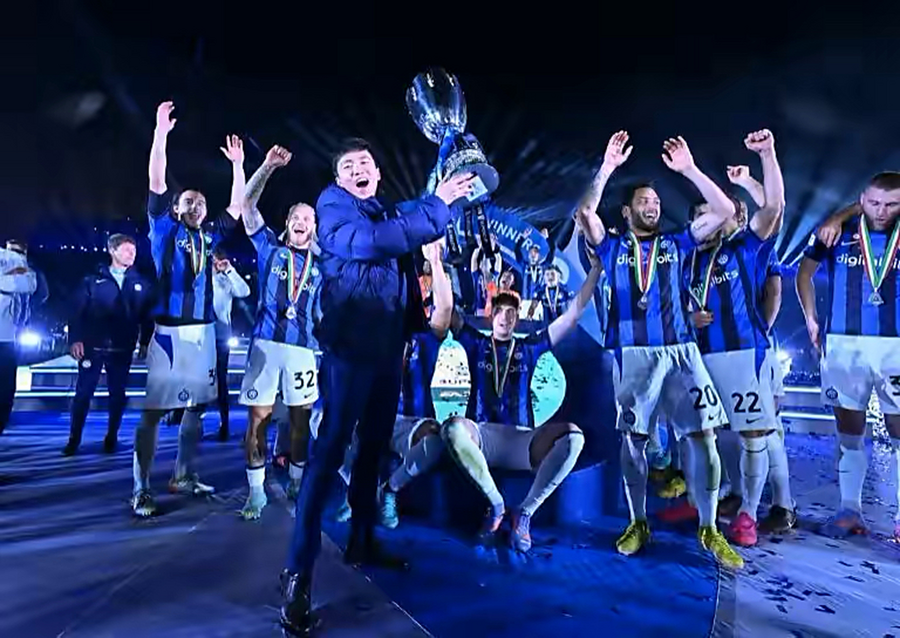 意大利运动员表现卓越,勇夺奖杯 意大利运动员表现卓越,勇夺奖杯