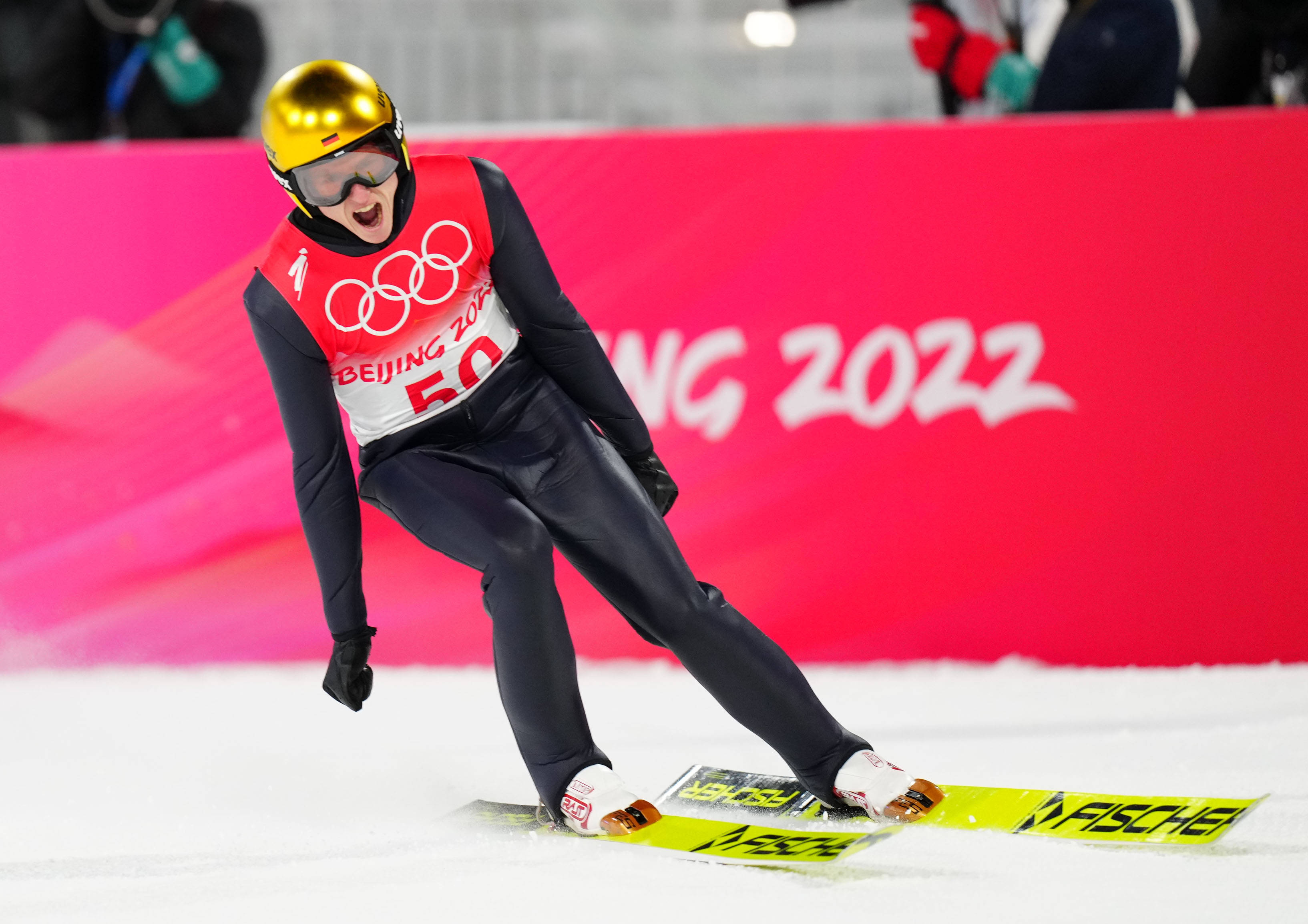 挪威选手四连冠滑雪比赛,夺金! 挪威选手四连冠滑雪比赛,夺金!