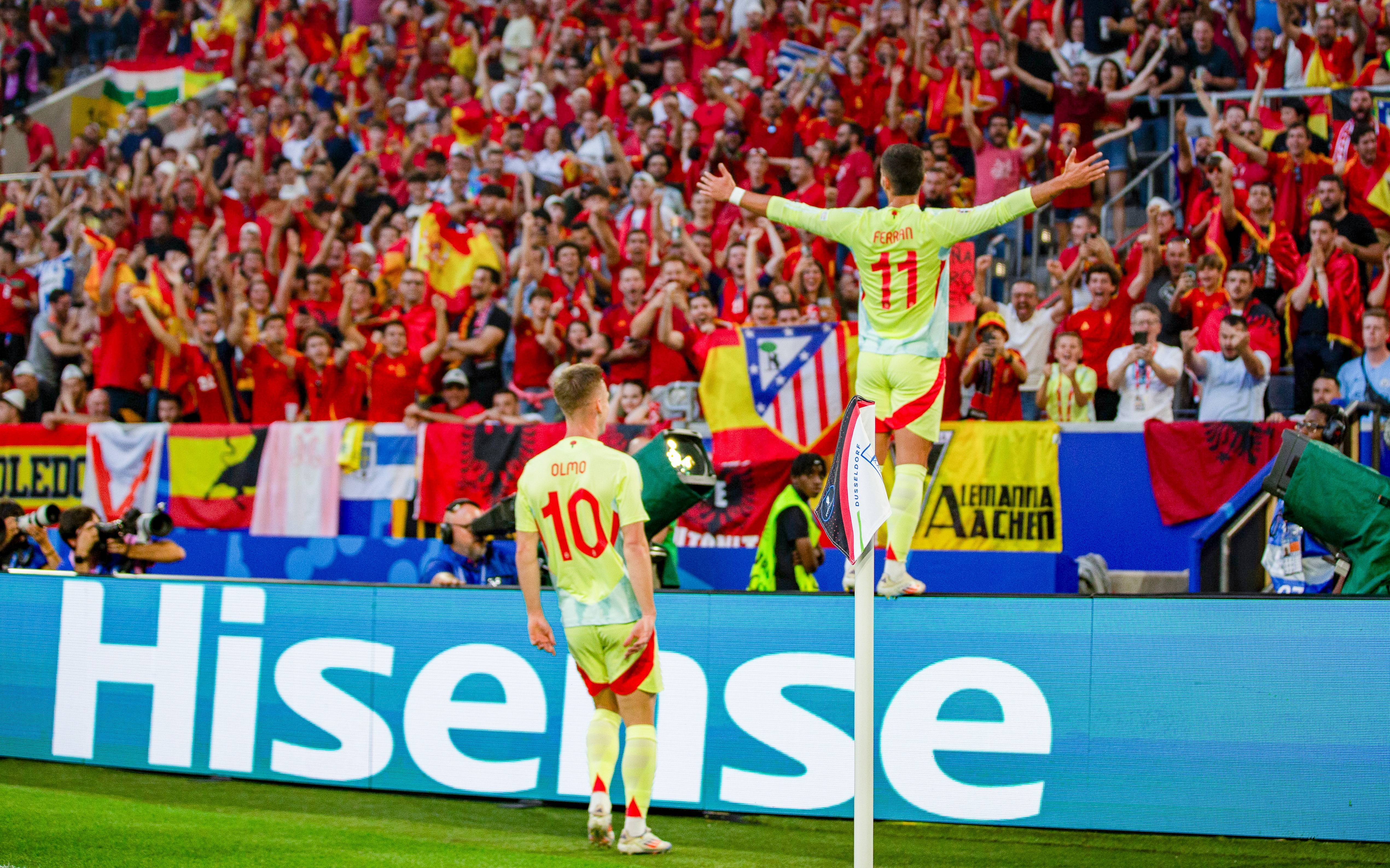 开云体育在线-关于欧洲杯预赛比赛场上球员们完美配合取胜的信息