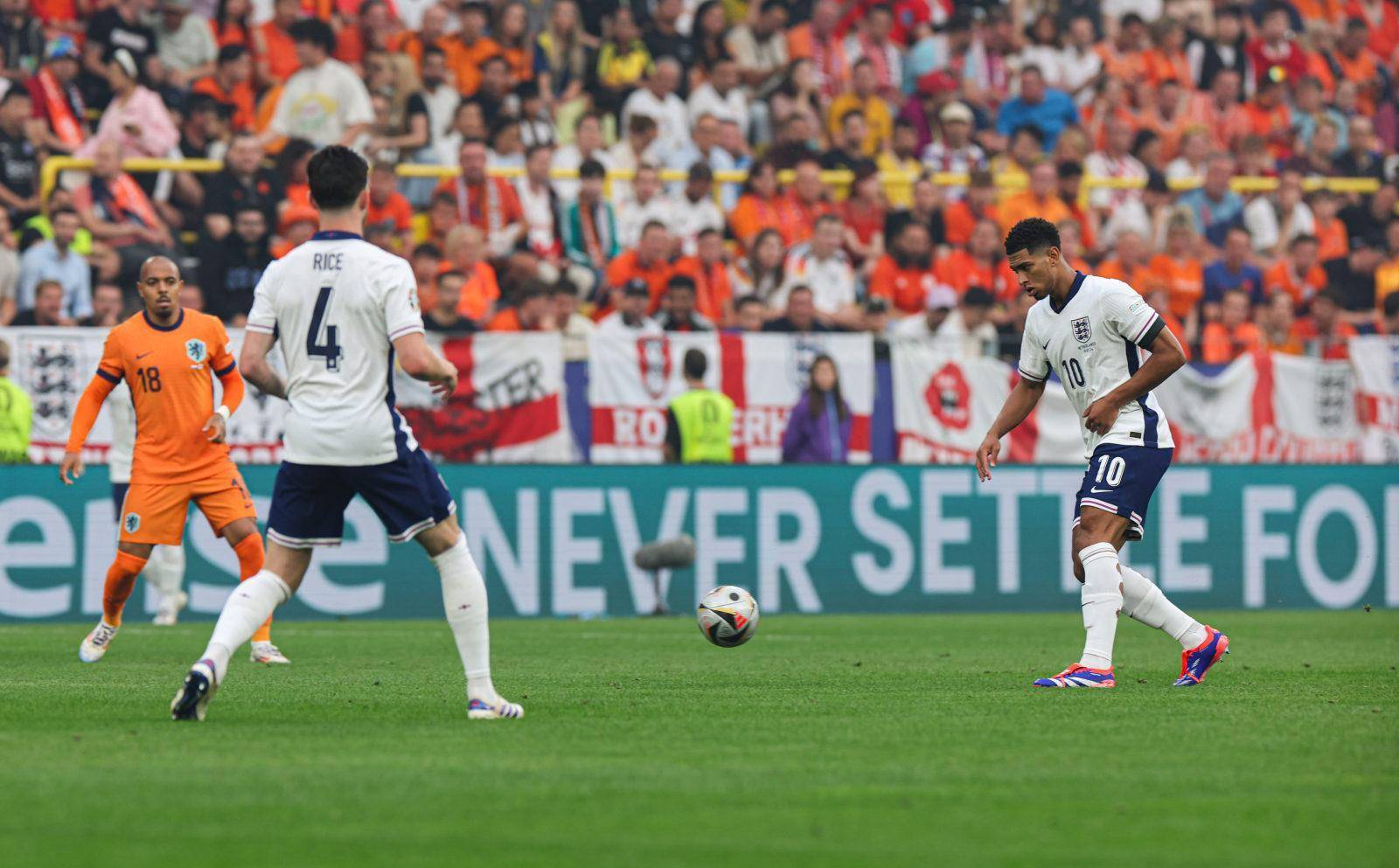 关于欧洲杯预赛比赛场上球员们完美配合取胜的信息