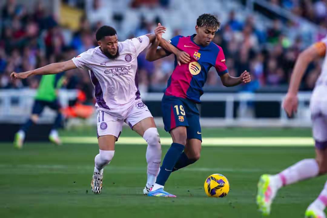 传奇对决现场再现,巴萨马竞展开激战 传奇对决现场再现,巴萨马竞展开激战