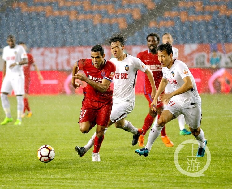 河南建业主场不敌重庆斯威,连续两轮失利 河南建业主场不敌重庆斯威,连续两轮失利