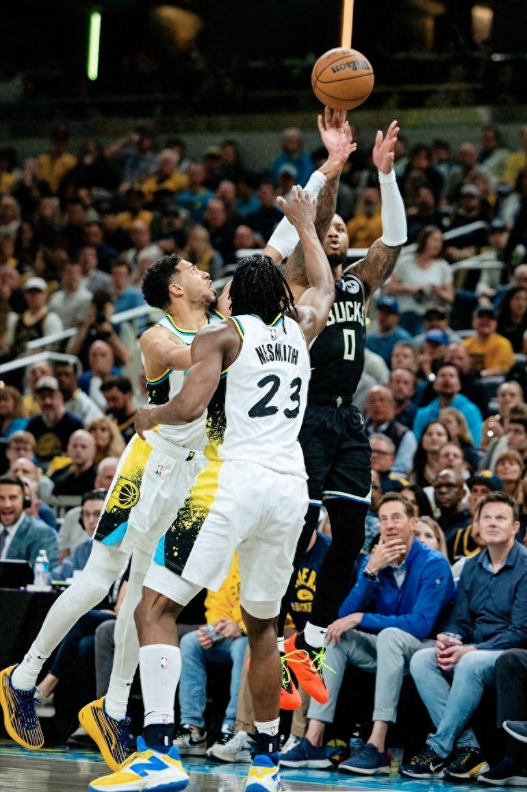 季后赛战火重燃，球迷热情高涨！