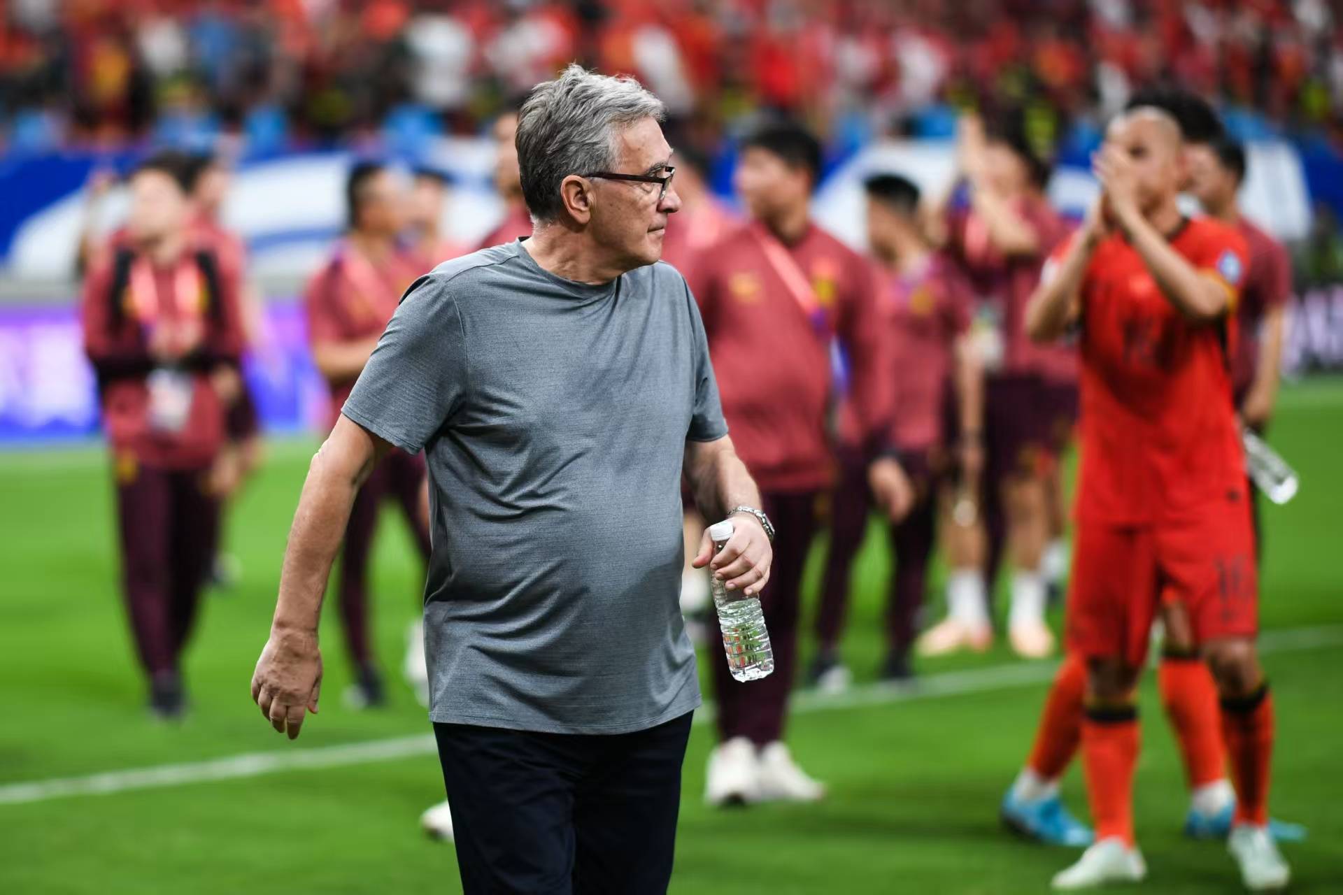 球队主帅战术大变化,引发球迷猜想纷纷 球队主帅战术大变化,引发球迷猜想纷纷