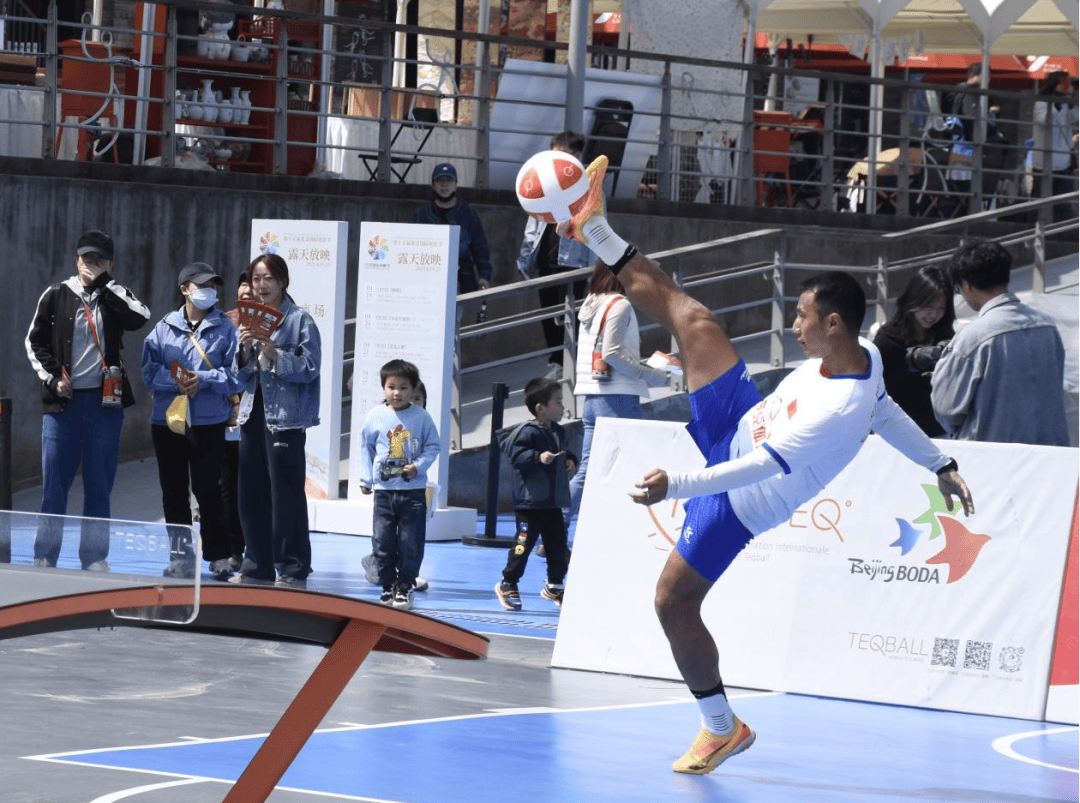 运动员瞄准胜利,展现出色竞技水准 运动员瞄准胜利,展现出色竞技水准