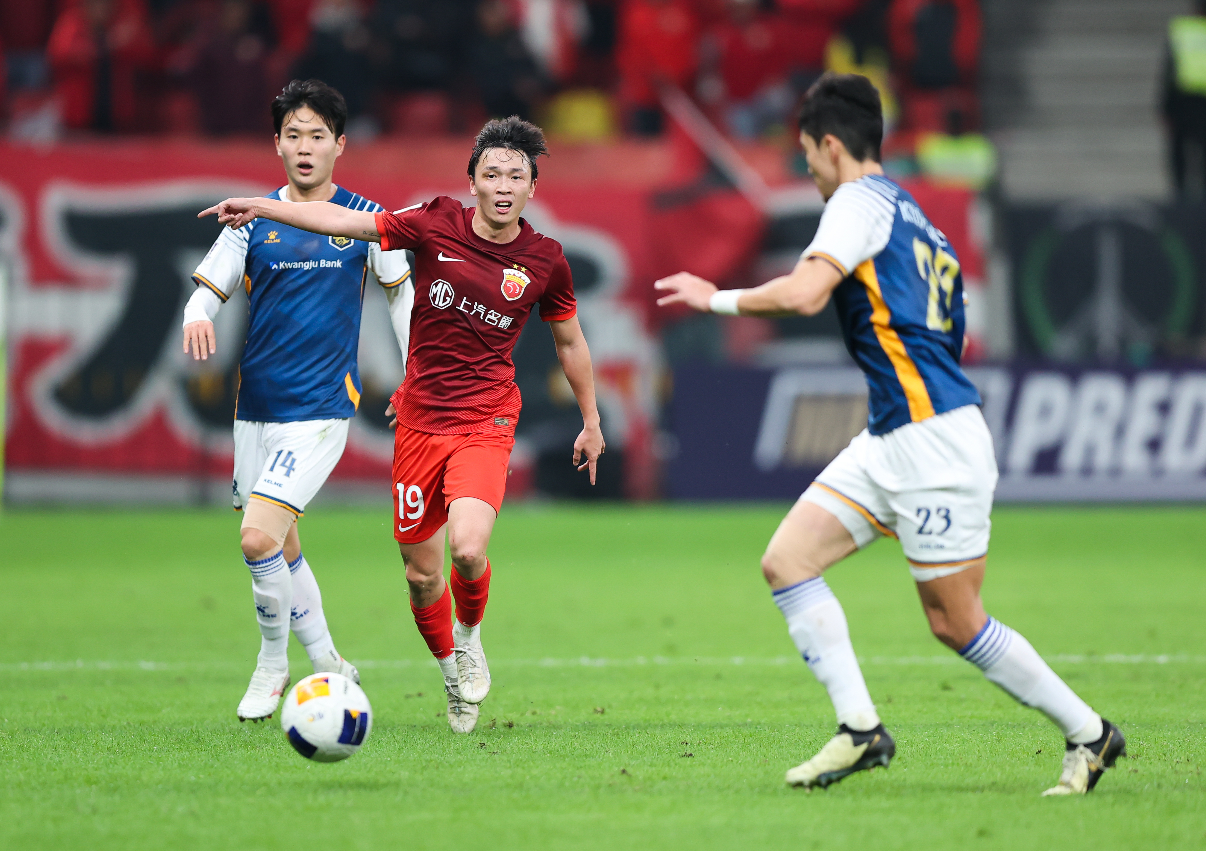 上海球队备战下一轮比赛，全队奋力冲刺