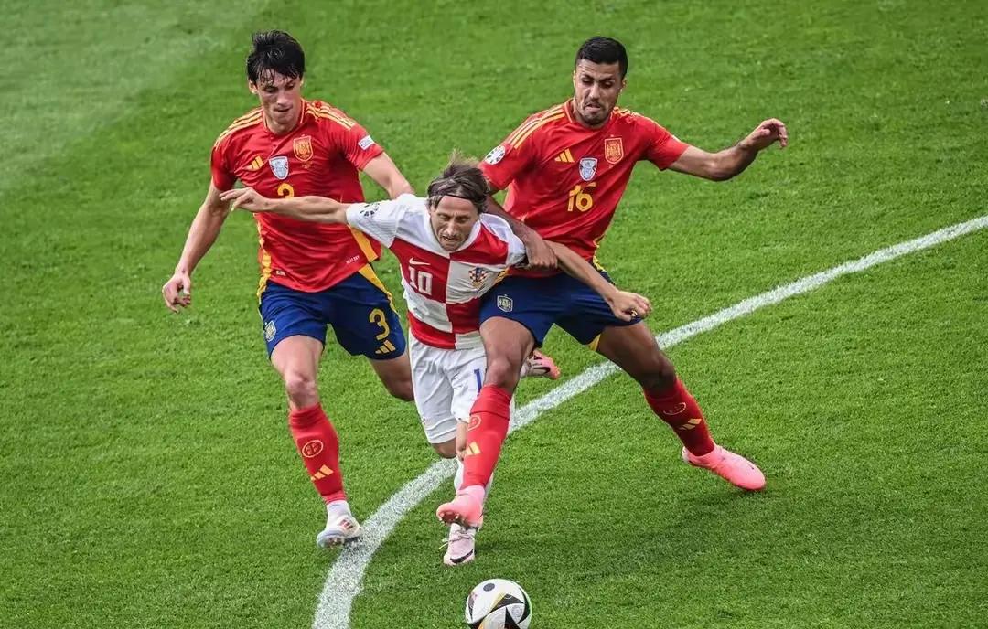 西班牙队再胜一仗,欧预赛晋级希望大增 西班牙队再胜一仗,欧预赛晋级希望大增