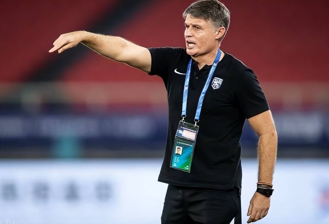 包含欧本球队主帅赞赏球员团结协作精神的词条