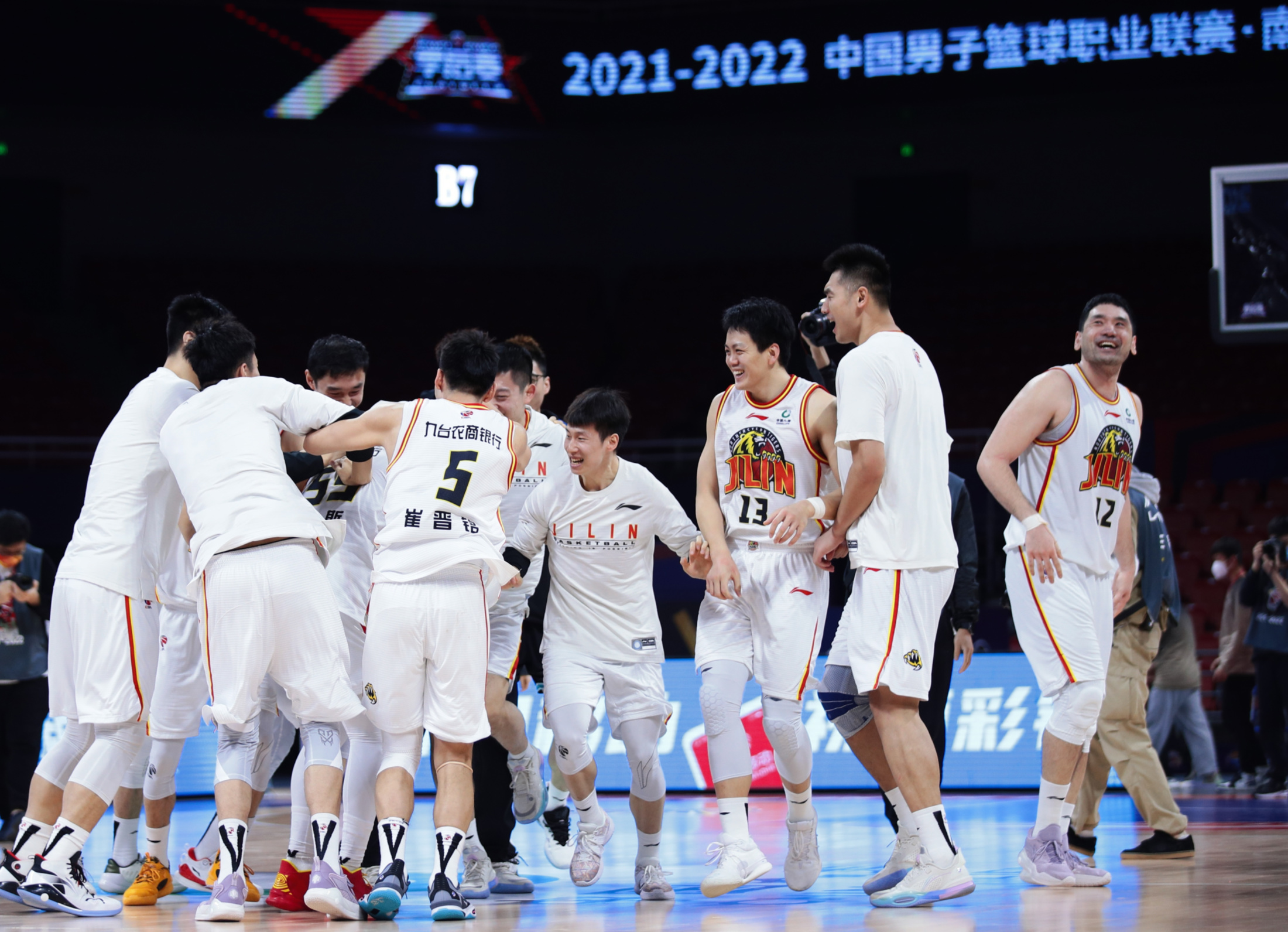 对手优势明显,球队全力抗衡成功晋级 对手优势明显,球队全力抗衡成功晋级