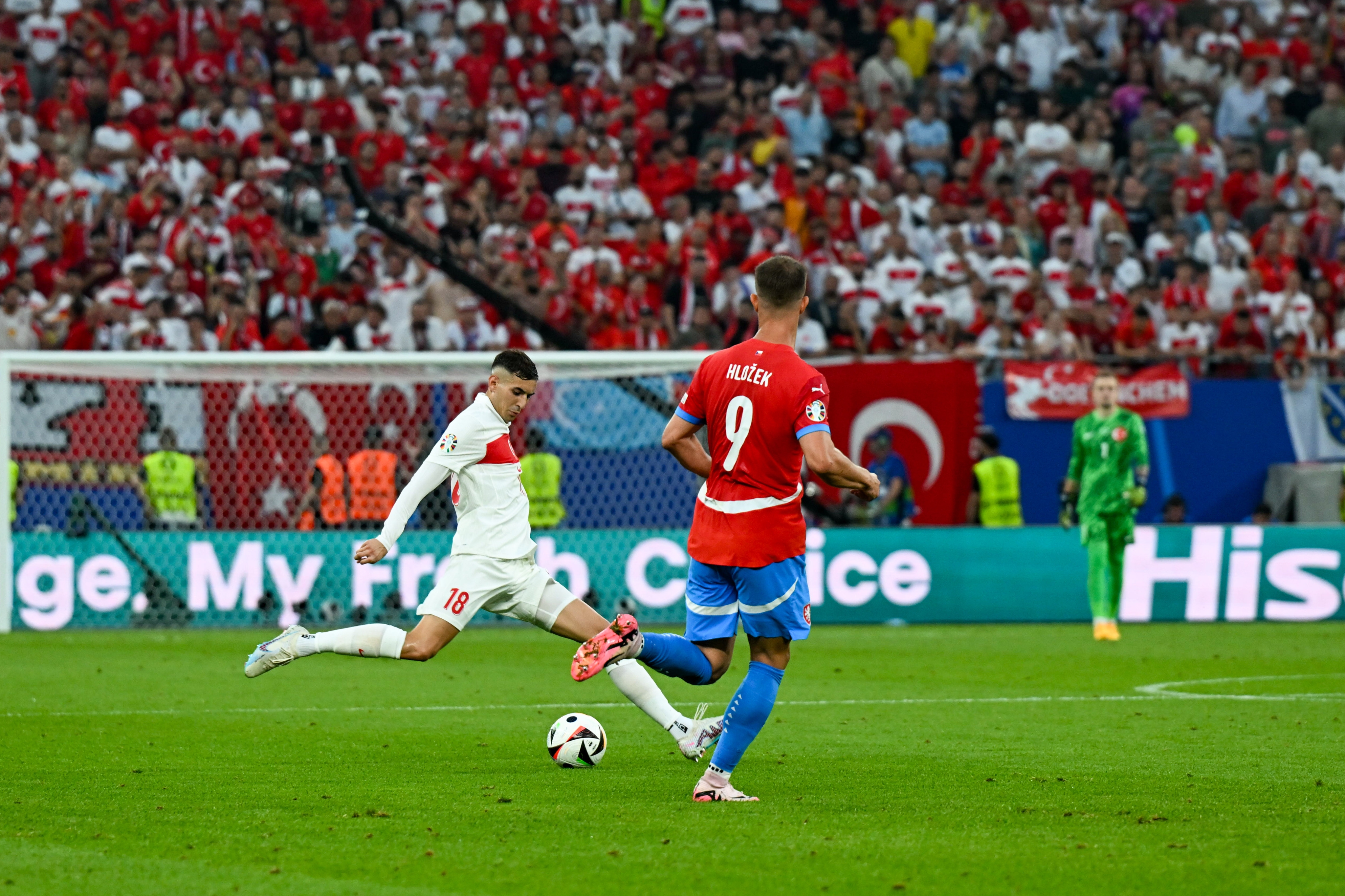 乌克兰队在预选赛中表现抢眼,备受瞩目 乌克兰队在预选赛中表现抢眼,备受瞩目