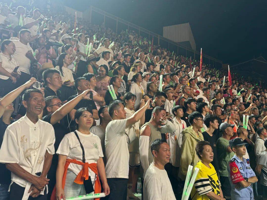 比赛期间球场气氛火爆,现场欢呼声不断 比赛期间球场气氛火爆,现场欢呼声不断