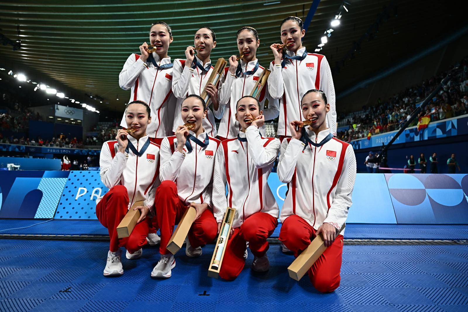 俄罗斯花游队优美动作，引人关注梦幻表演