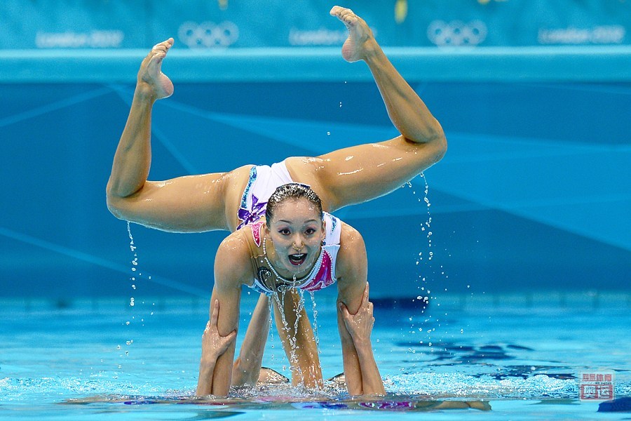 俄罗斯花游队优美动作，引人关注梦幻表演