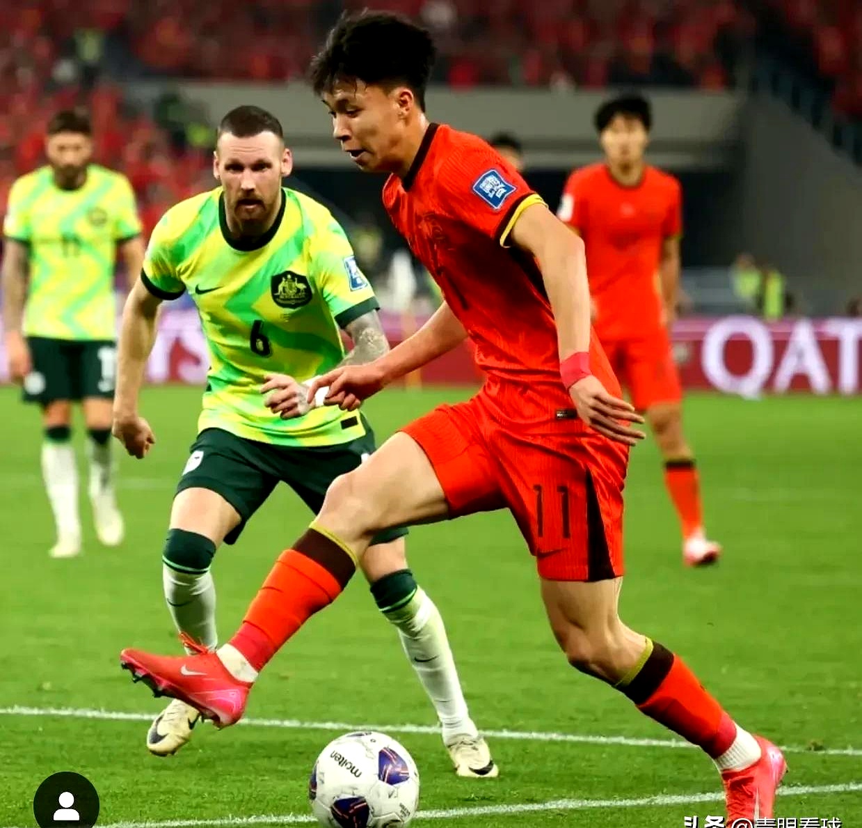 球员脚下技术精湛,频频突破对手防线 球员脚下技术精湛,频频突破对手防线