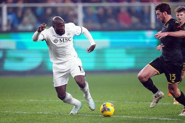 热那亚主教练成为焦点，备受关注