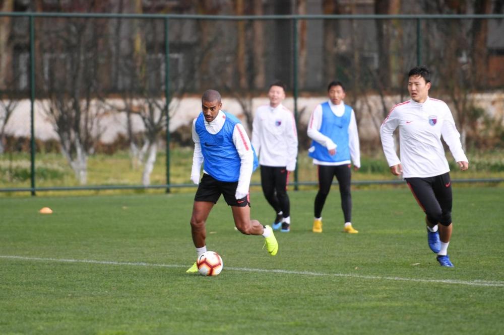 河北精英大胜对手,豪取关键三分 河北精英大胜对手,豪取关键三分