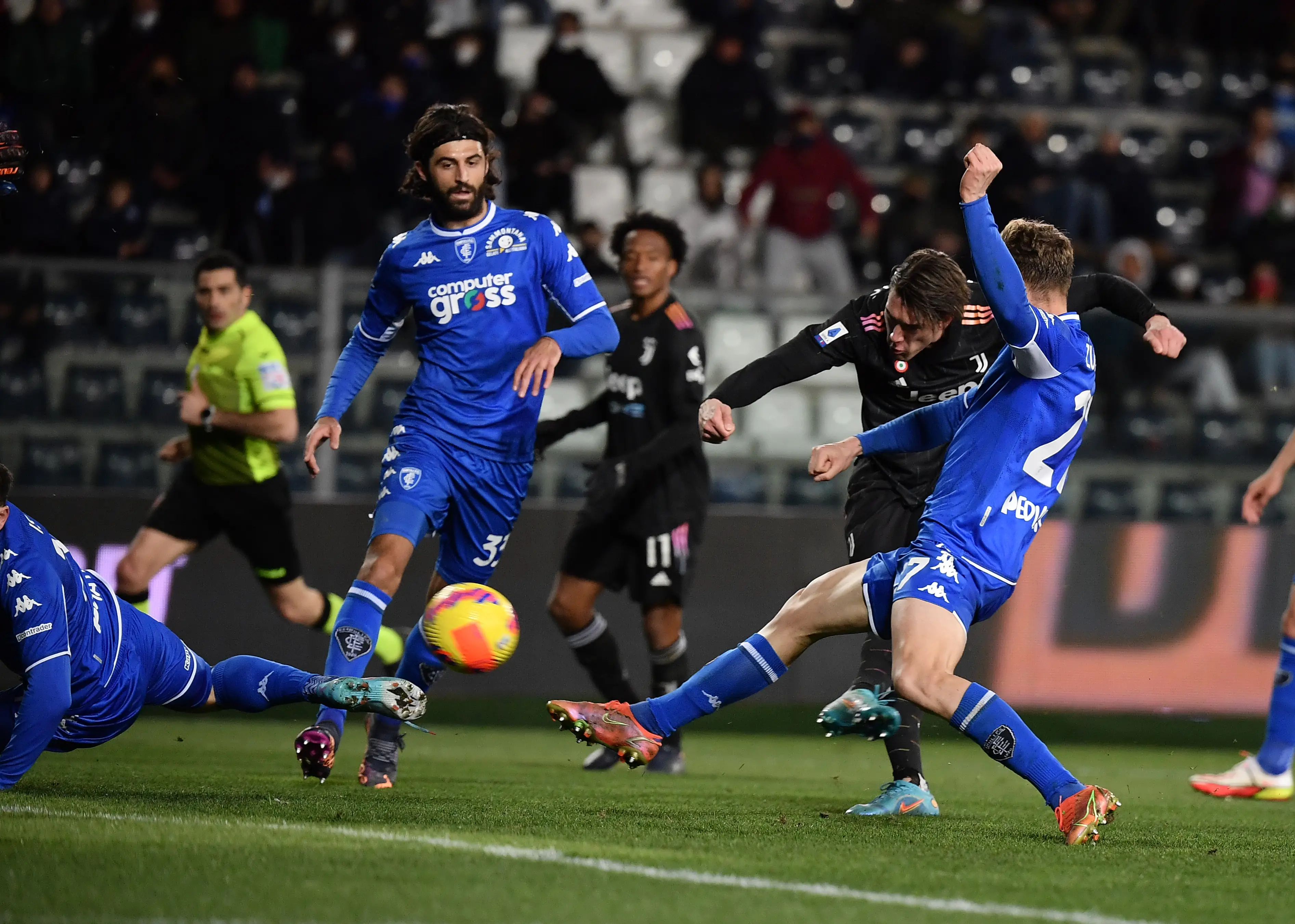 意甲传奇球星现身赛场,为球队加油助威的简单介绍 意甲传奇球星现身赛场,为球队加油助威的简单介绍