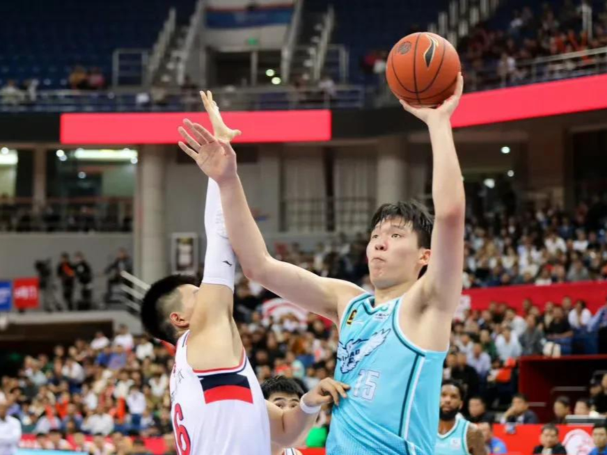 青岛队意外取胜，豪取常规赛第一胜