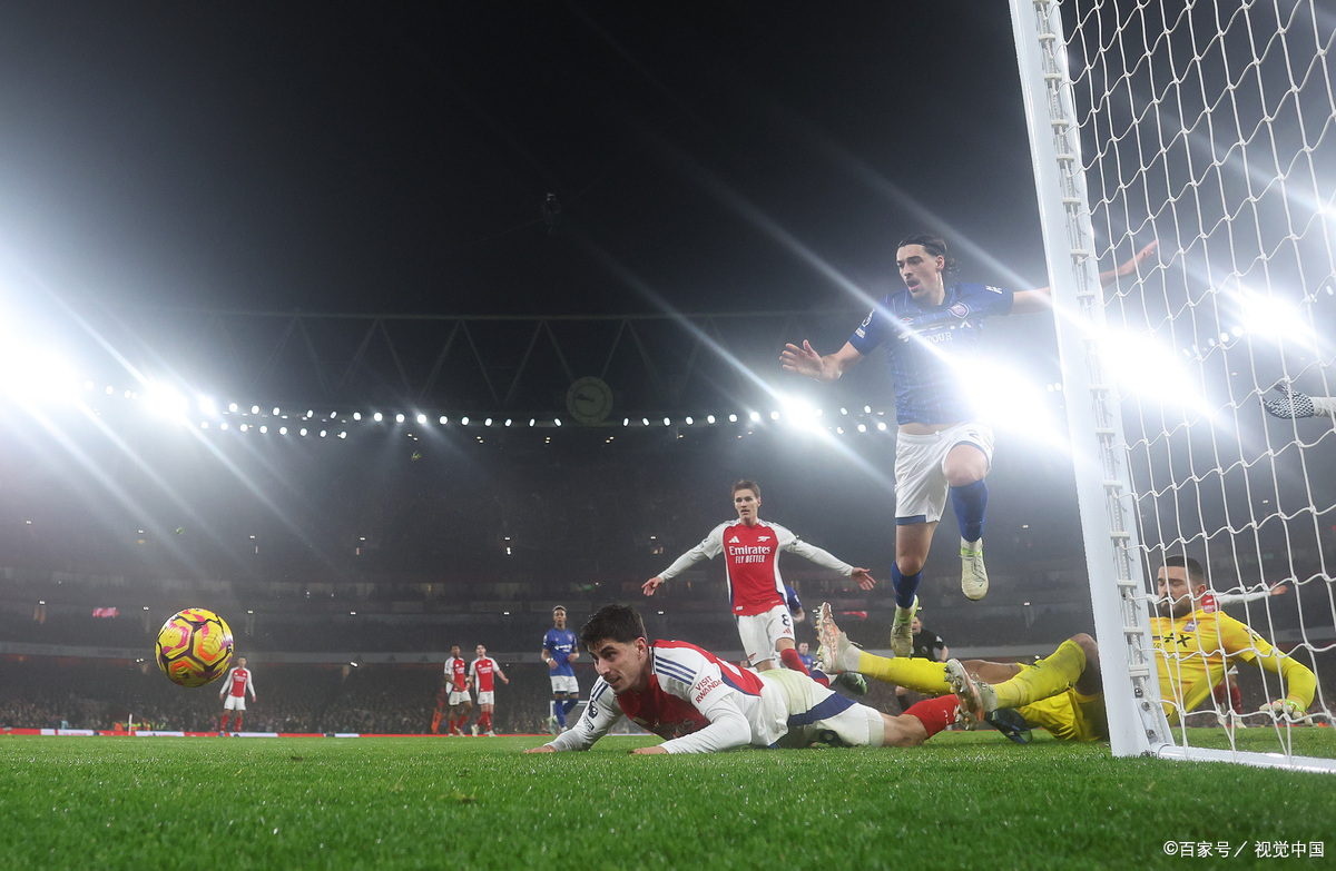 新规则下的足球比赛备受球迷期待 新规则下的足球比赛备受球迷期待