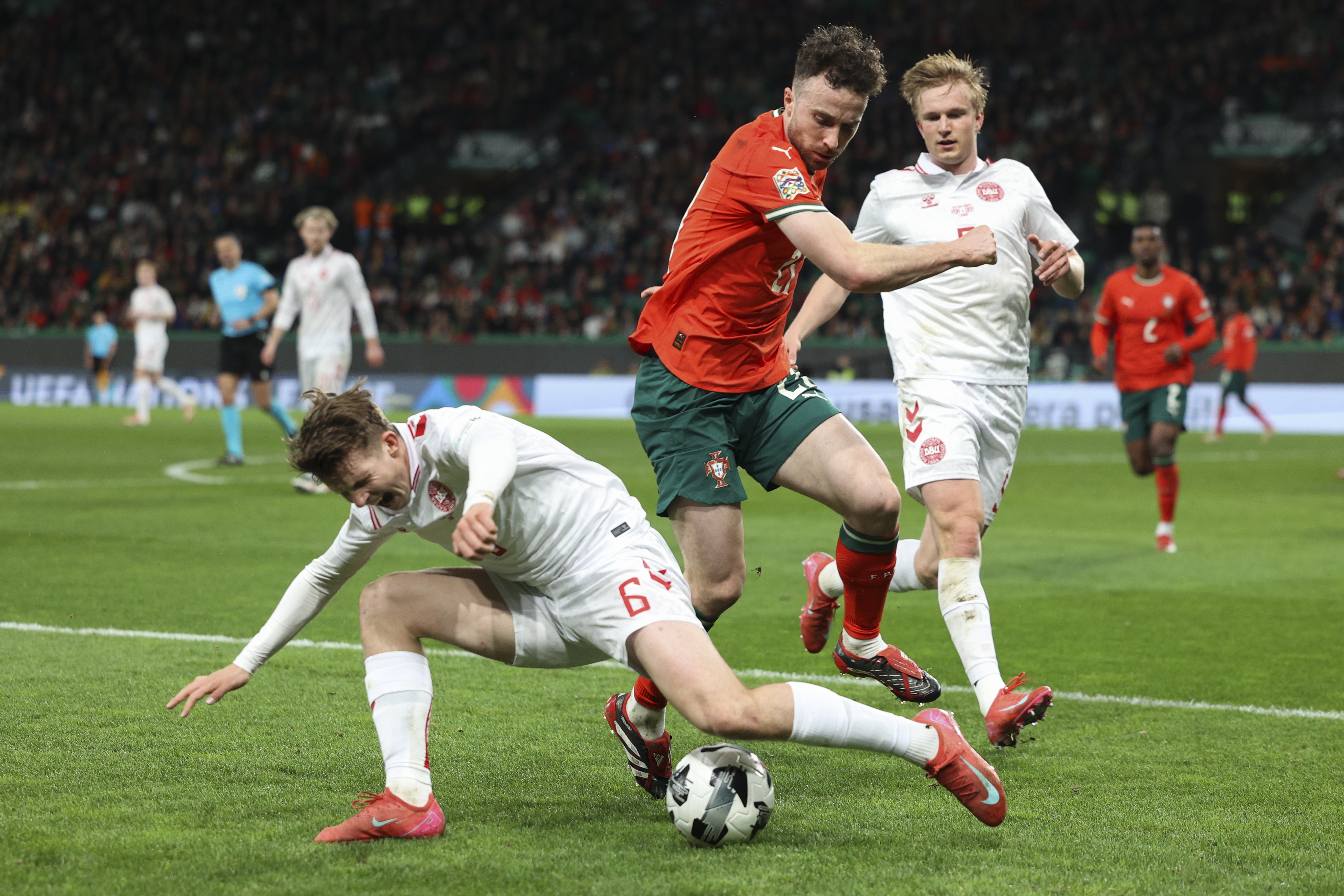 开云下载-葡萄牙队大将因伤退出，备战关键比赛