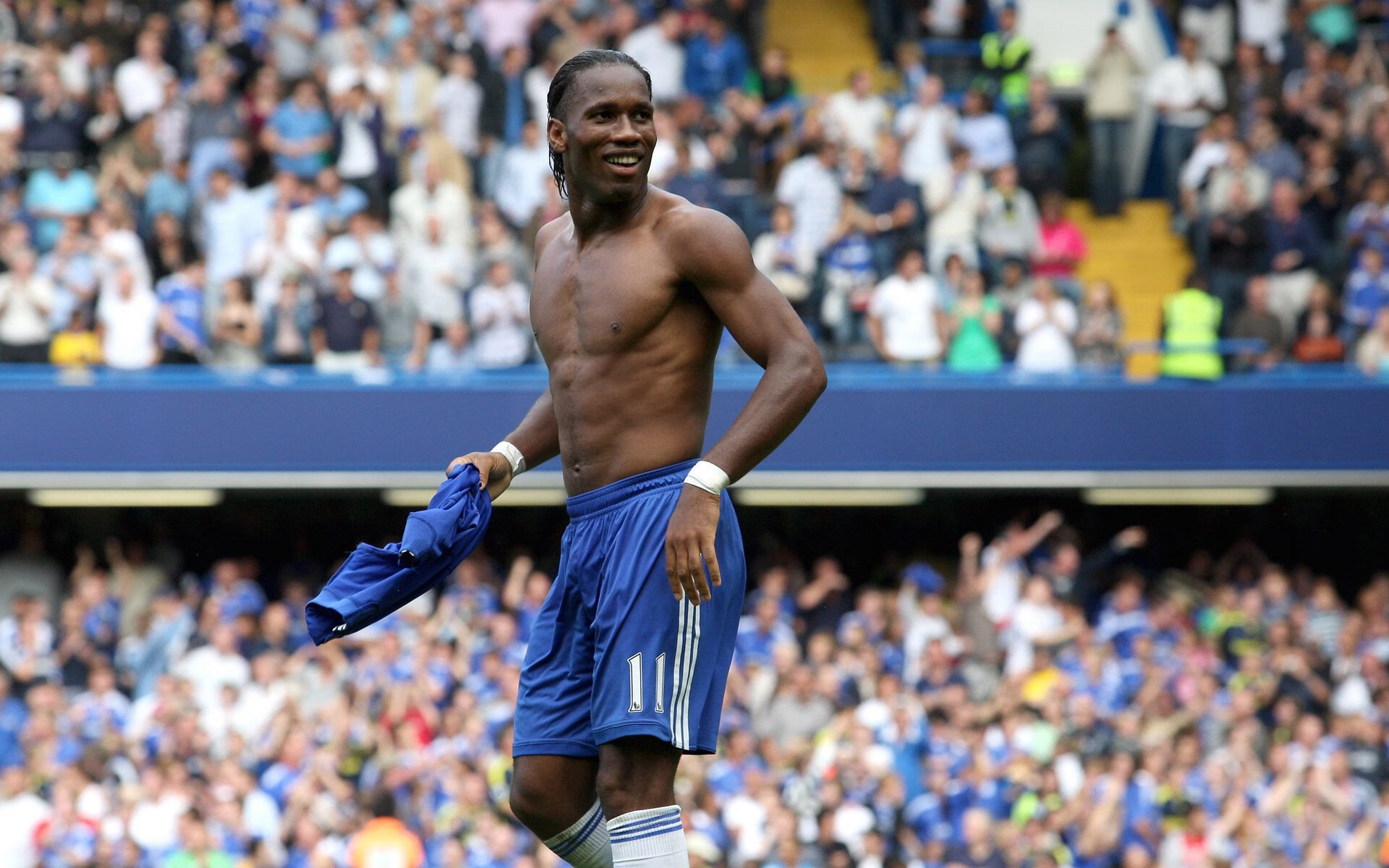 开云下载-里昂球门前的春节序曲，当法比尼奥的远射撞上中国互联网的狂欢