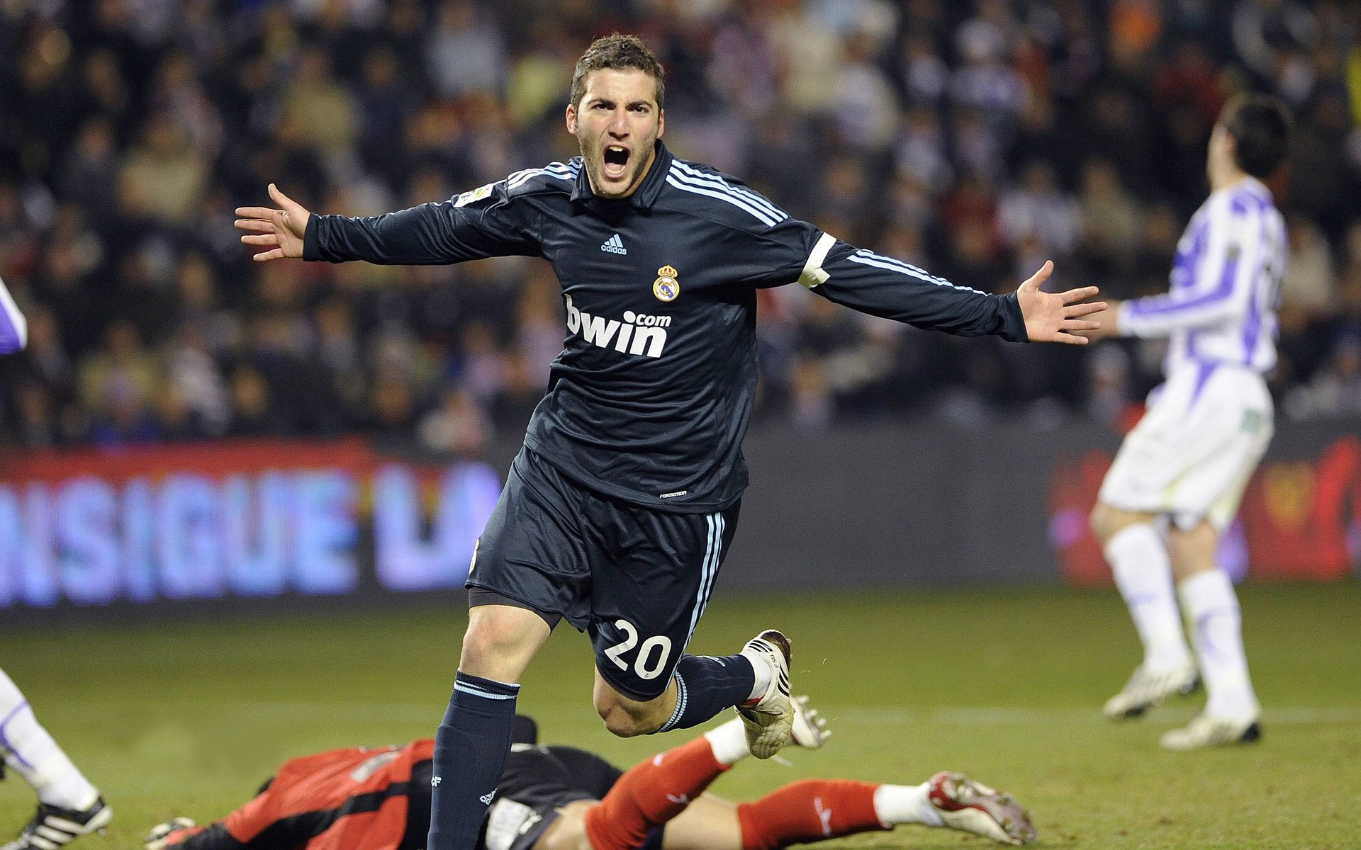 开云体育app-恩佐爆发！曼城巅峰对决力克比利亚雷亚尔，欧冠晋级之路再进一步