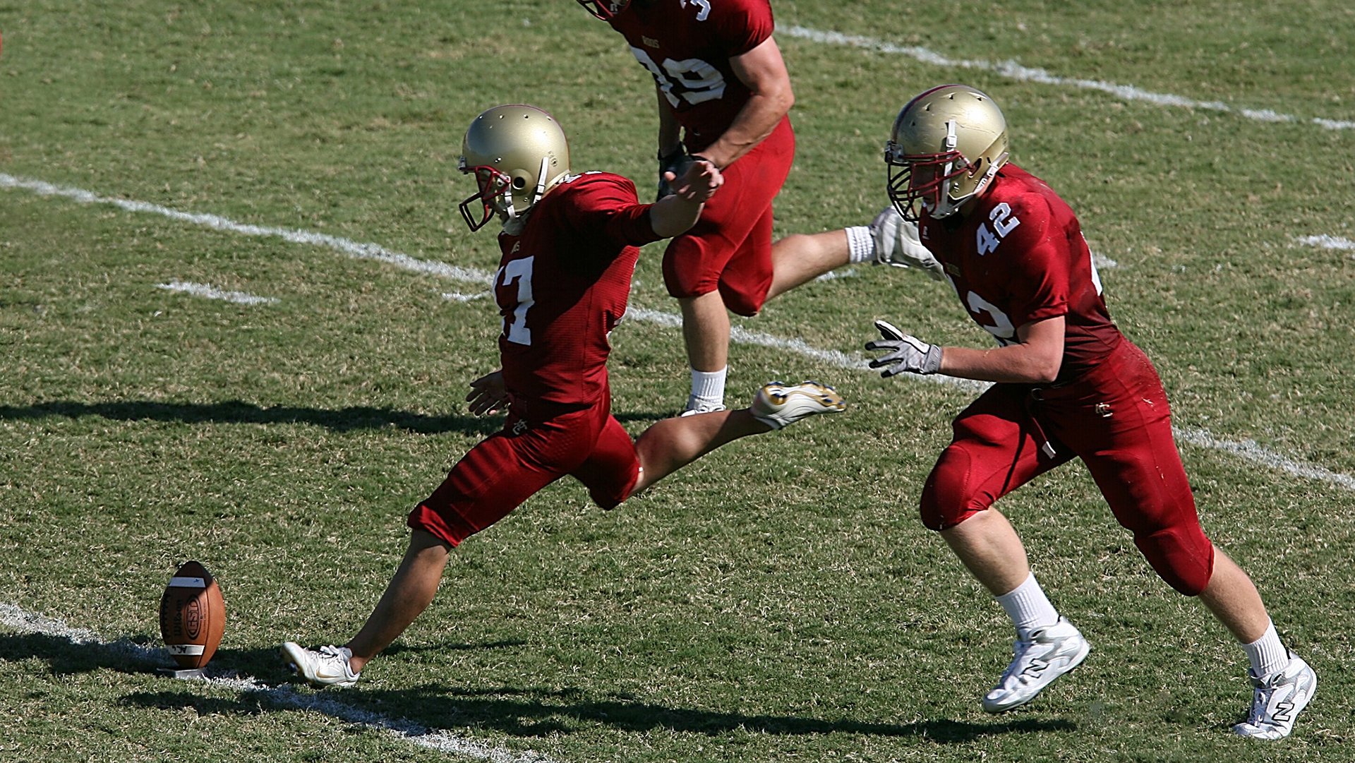 开云体育官方网站-平行时空的对决，当摩纳哥在欧冠决赛中碾压利物浦，穆勒成为决定性的关键先生
